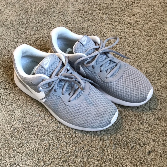 nike tanjun running shoes womens